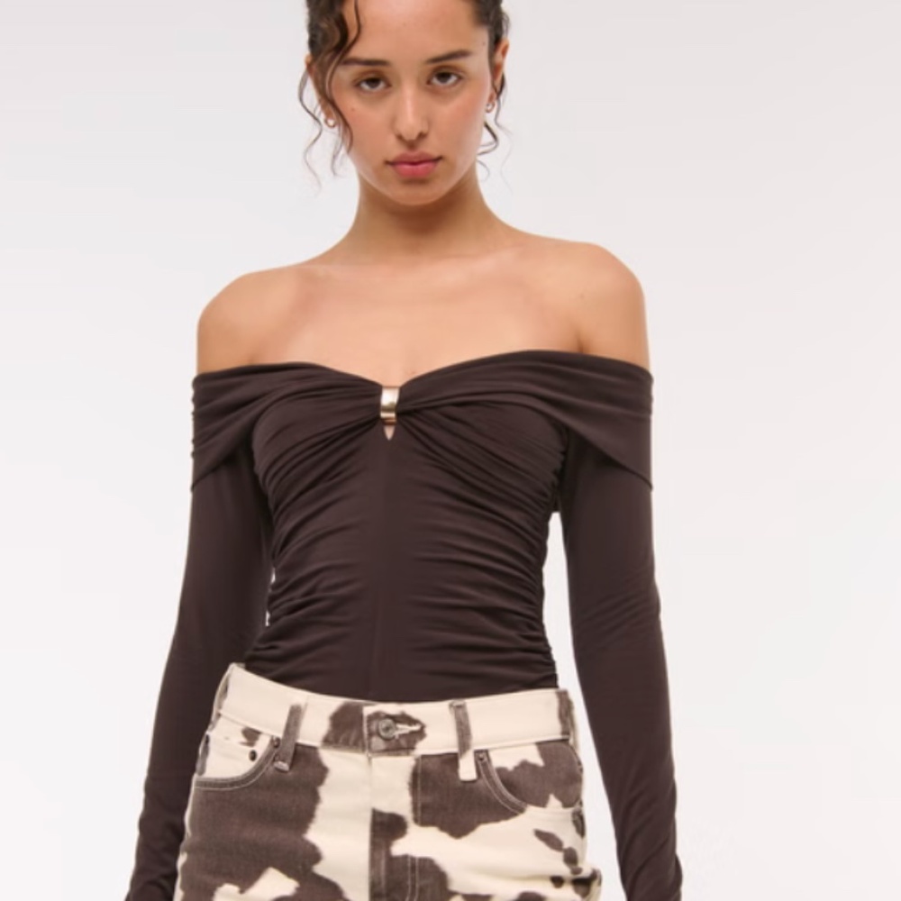 Abercrombie & Fitch Off-The-Shoulder Hardware Top in Dark Coffee